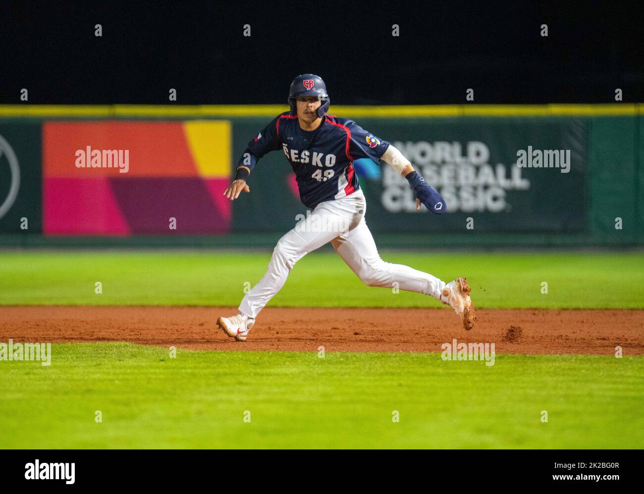 Regensburg, Baviera, Germania. 21st Set, 2022. Il runner ceco MARTIN MUZIK guarda un campo nella qualificazione World Baseball Classic contro la Spagna nella Armin Wolf Baseball Arena di Ratisbona, Germania. (Credit Image: © Kai Dambach/ZUMA Press Wire) Foto Stock