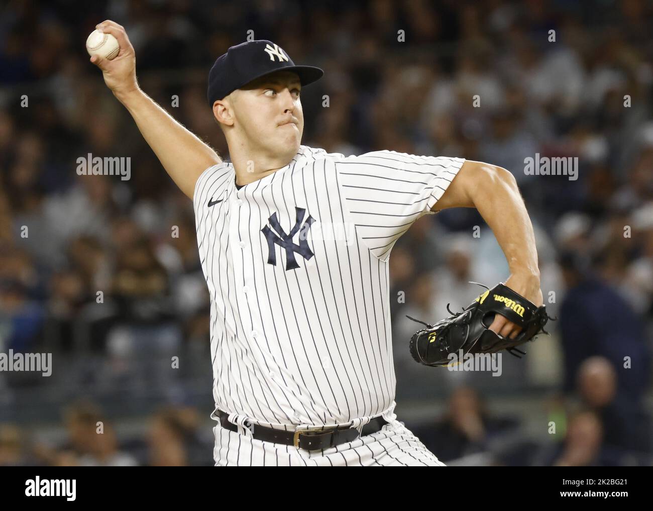 New York City, Stati Uniti. 22nd Set, 2022. Il lanciatore Jameson Taillon di New York Yankees inizia a lanciarsi nella prima gara contro i Boston Red Sox allo Yankee Stadium di New York City giovedì 22 settembre 2022. Foto di John Angelillo/UPI Credit: UPI/Alamy Live News Foto Stock