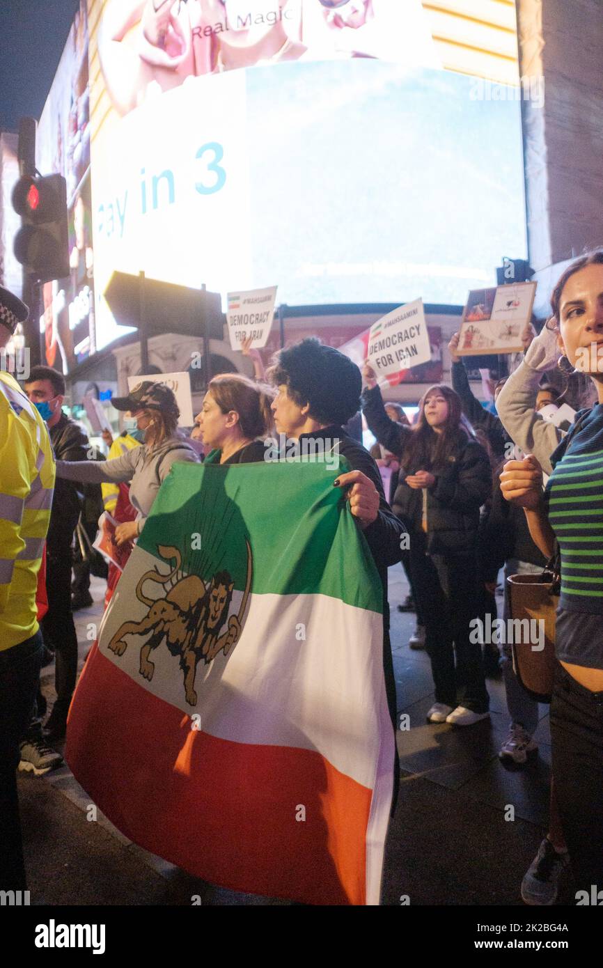 Proteste iraniane scoppiano dopo l'assassino di Mahsa Amini da parte della Guidance Patrol, Giovedi, in Iran per non indossare un Hijab in pubblico e recente io Foto Stock