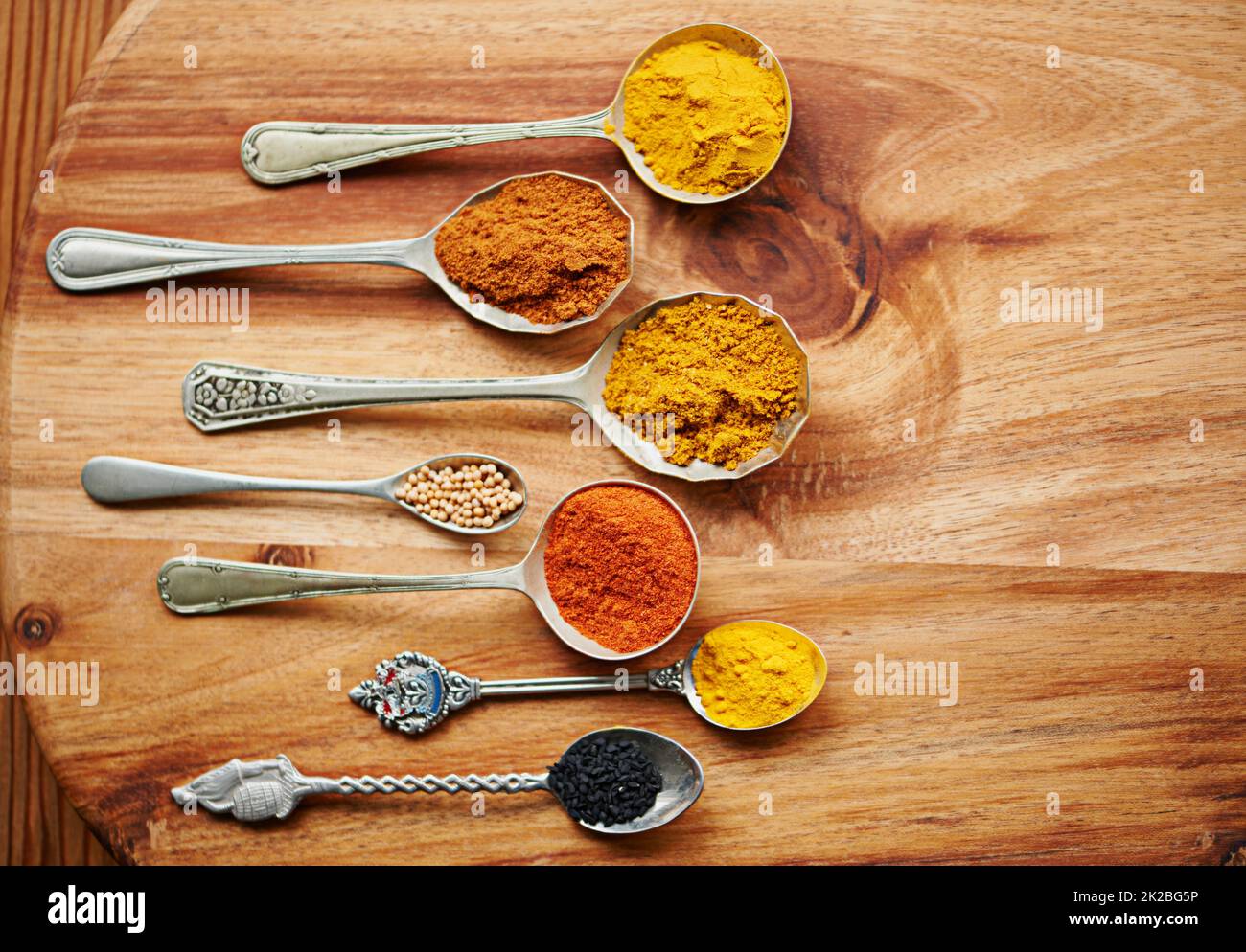 Sapori e spezie. Cucchiai ripieni di spezie. Foto Stock Sapori e spezie. Cucchiai ripieni di spezie. Foto Stock