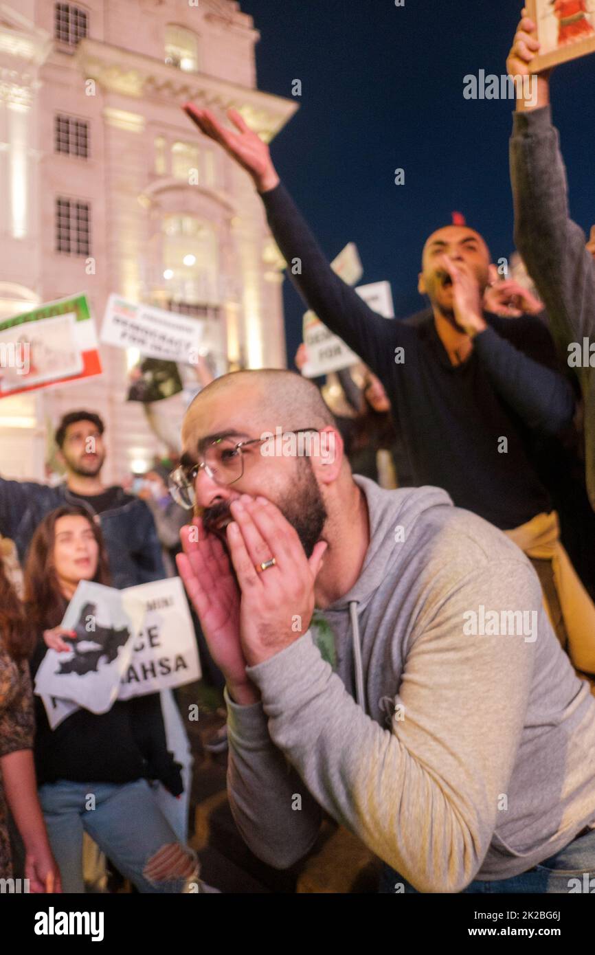 Proteste iraniane scoppiano dopo l'assassino di Mahsa Amini da parte della Guidance Patrol, Giovedi, in Iran per non indossare un Hijab in pubblico e recente io Foto Stock