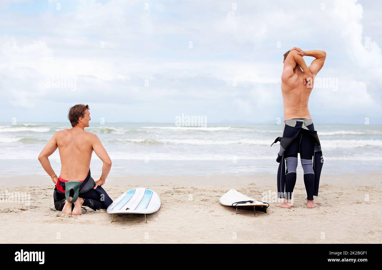 Il surf è uno stile di vita. I giovani surfisti si divertono una giornata sulla spiaggia in estate. Foto Stock