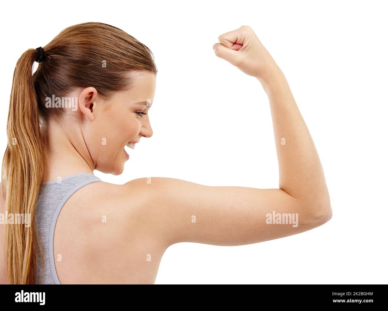 I miei muscoli bicep stanno diventando più forti. Una ragazza adolescente che controlla i suoi muscoli bicep dopo un workout. Foto Stock