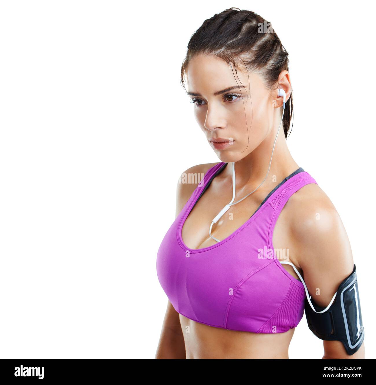 Non diventa mai più facile, si ottiene solo più forte. Studio girato di una giovane donna vestita con una fascia da mp3 braccia isolata su bianco. Foto Stock