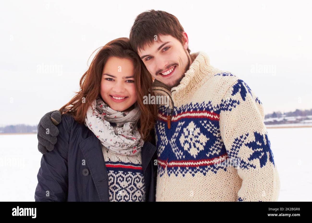 Cuddles caldi in una giornata di inverni. Scatto di una giovane coppia dolce all'aperto nella neve. Foto Stock