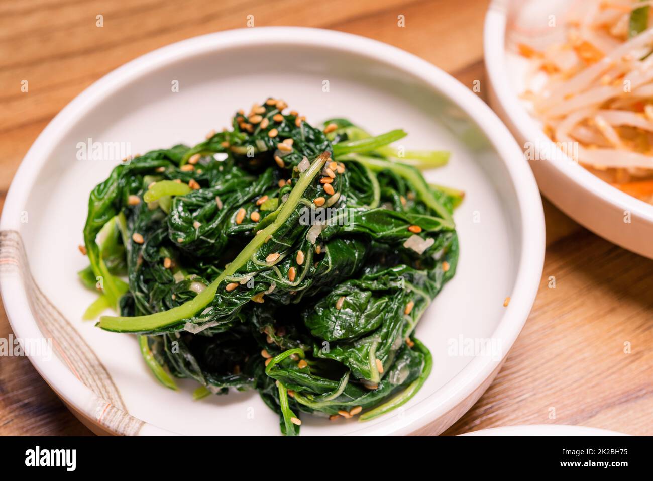 Verdure di ravanello o sottaceto coreane e condimento su ciotola Foto Stock