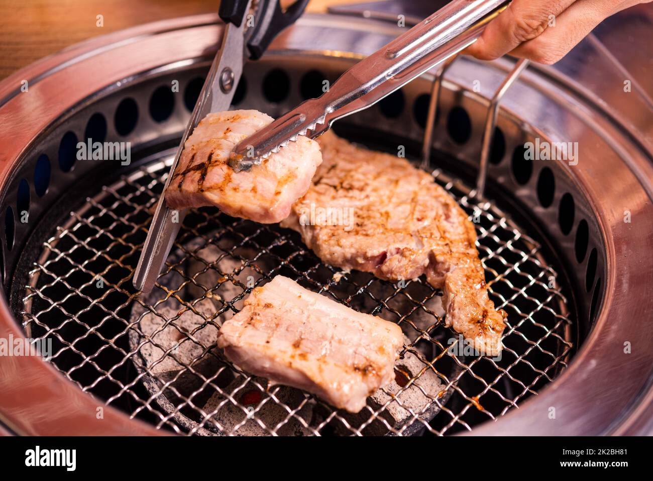 Grigliare carne di maiale coreano barbecue tradizionale stile in stufa servire nel ristorante Foto Stock