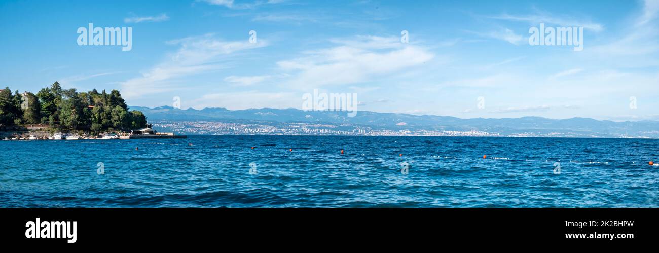 Vista panoramica del mare blu sulla spiaggia di Kostrena, Adriatico settentrionale, Croazia Foto Stock