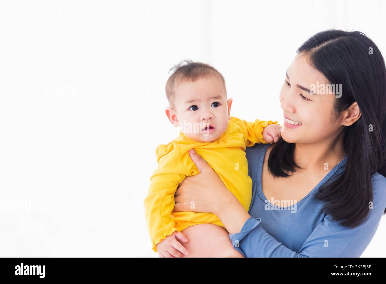 madre che tiene il suo bambino neonato tra le braccia Foto Stock