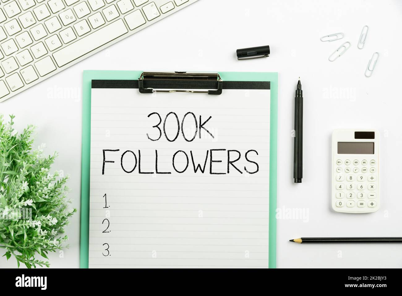 Segno di testo che mostra 300K follower. Parola per il numero di persone che seguono qualcuno in Instagram più assortiti Collezione Office Stationery Foto messo sopra il tavolo Foto Stock