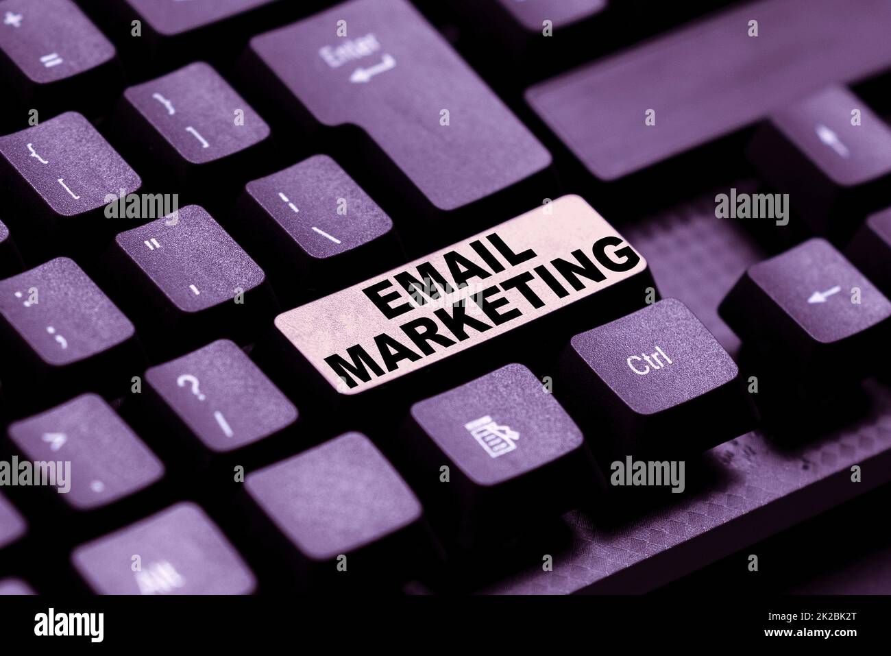 Marketing e-mail con sottotitoli concettuali. Parola per attrarre il compratore potenziale comunicando attraverso il reclamo di scrittura del messaggio sui mezzi sociali, segnalando il comportamento in linea difettoso Foto Stock