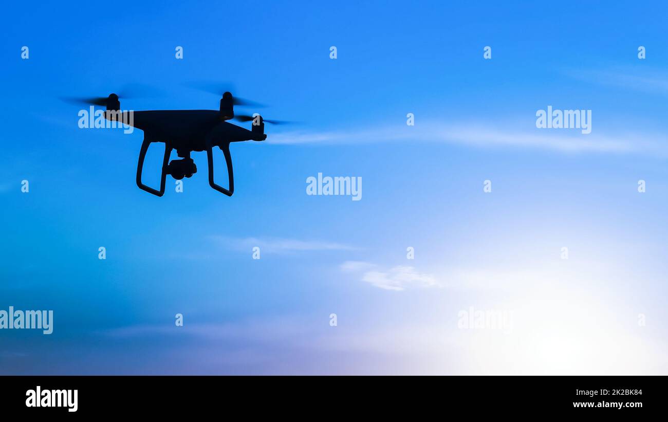 Silhouette Quadrocopters contro lo sfondo di sunrise Foto Stock