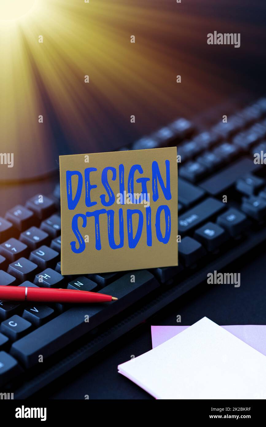 Cartello di testo che mostra Design Studio. Business idea ambiente di lavoro specificamente per designer e artigiani digitando istruzioni di cucina e liste di ingredienti, rendendo Online Food Blog Foto Stock