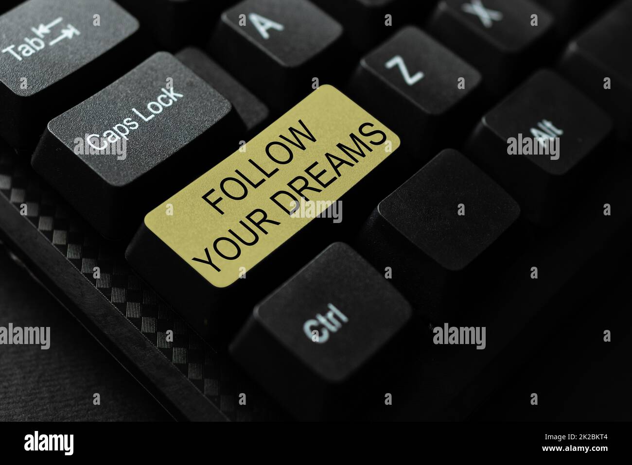 Testo che mostra ispirazione Segui i tuoi sogni. Concetto che significa espressione motivazionale e motivazionale per perseguire il vostro desiderio di cuore scaricare documenti concetto, caricamento e pubblicazione di nuovi file su Internet Foto Stock