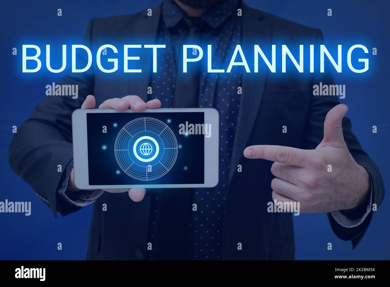 Visualizzazione concettuale Pianificazione del budget. Idea di affari la descrizione scritta circa le spese correnti e future uomo che tiene lo schermo del telefono mobile che mostra la tecnologia futuristica. Foto Stock