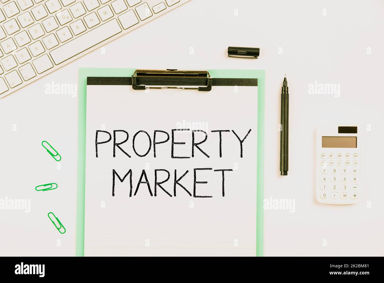 Testo che mostra il mercato immobiliare di ispirazione. Parola scritta sull'acquisto e la vendita di terreni ed edifici mercato immobiliare molteplici assortiti Collezione Ufficio Stationery Foto messo sopra la tavola Foto Stock