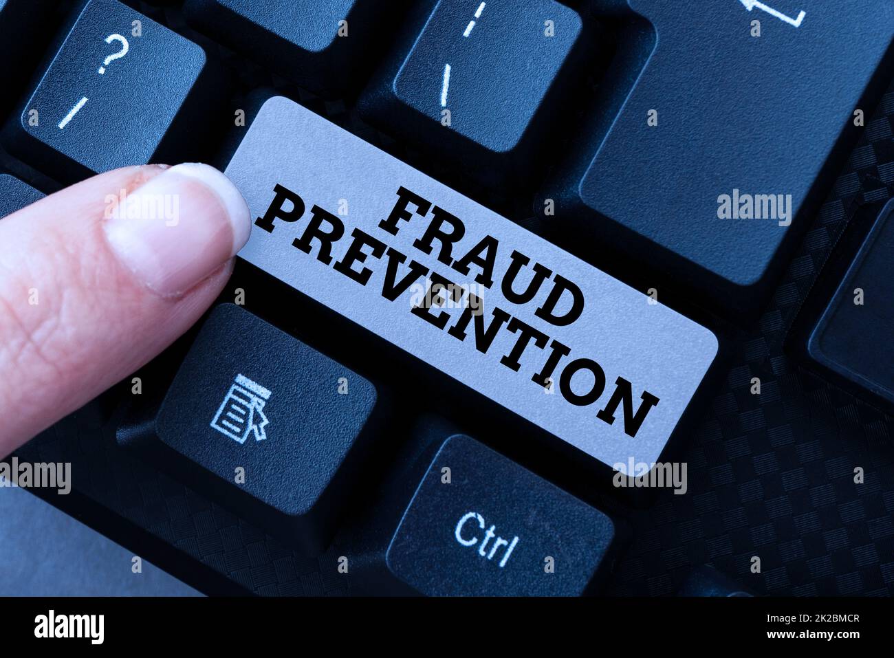 Ispirazione che mostra la prevenzione delle frodi. Concetto significato per proteggere l'impresa e i suoi processi contro la truffa montaggio e pubblicazione di notizie online articolo, digitando Visual novel script Foto Stock