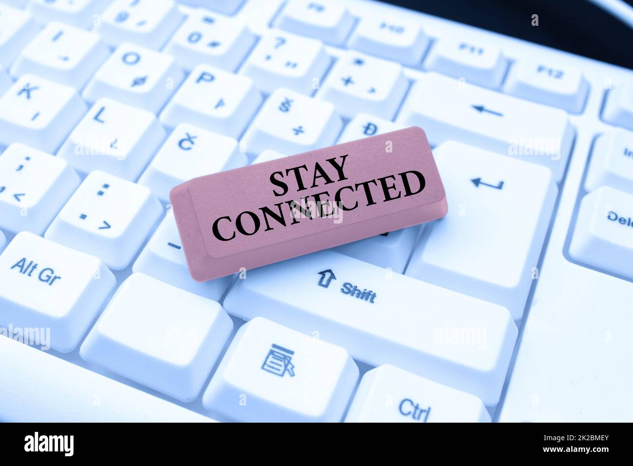 Simbolo di testo che indica resta connesso. Approccio aziendale per continuare a comunicare tra loro per mantenere in contatto Modifica dei codici dei programmi dei siti Web, apprendimento di un nuovo linguaggio di programmazione Foto Stock