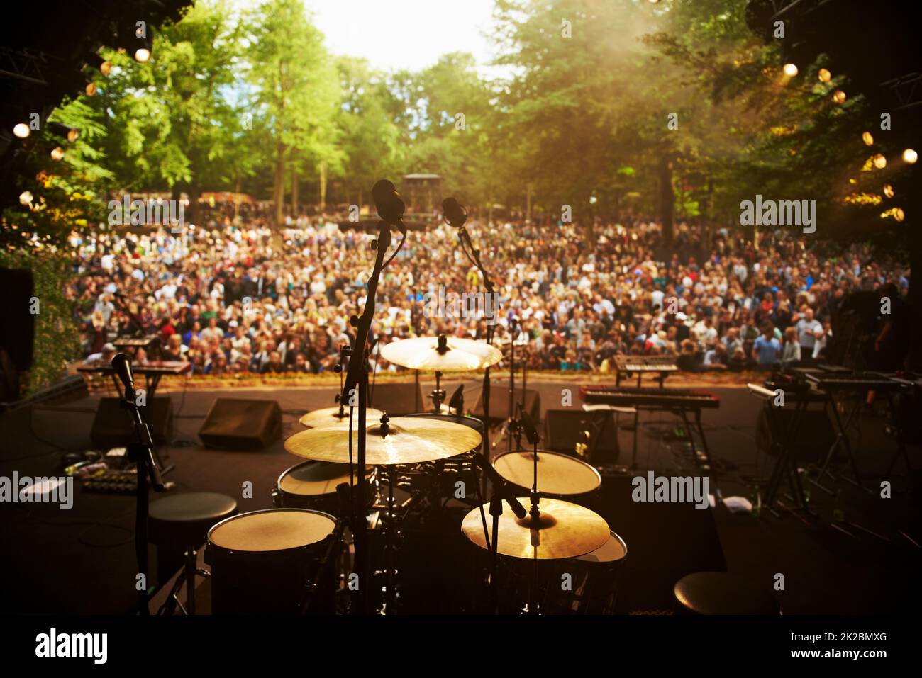 Pronto a rock. Scatto corto di un musicista piedi sul palco in un festival di musica all'aperto. Foto Stock