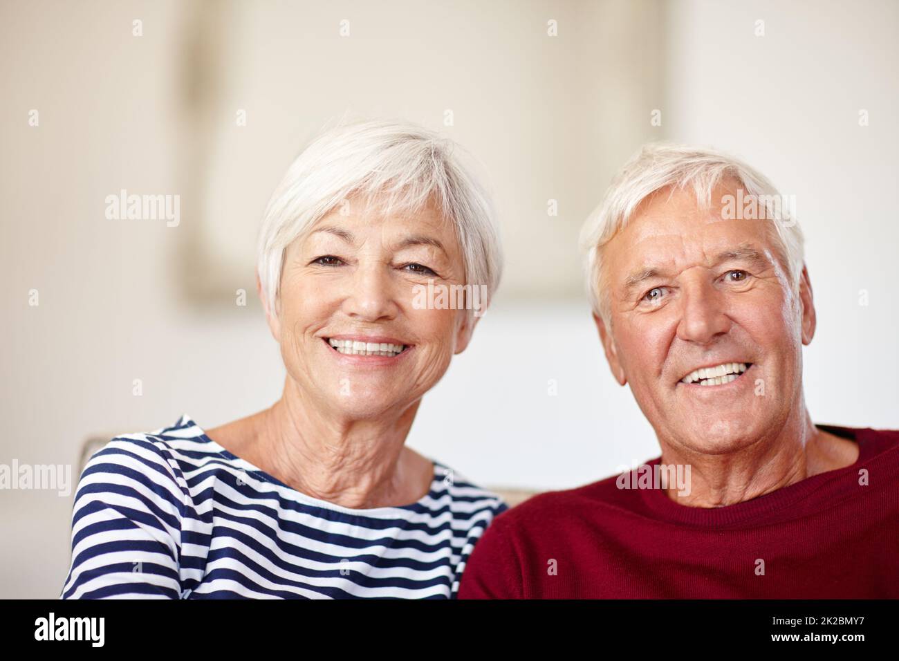 Devoti l'uno all'altro. Ritratto di una coppia anziana amorevole a casa. Foto Stock