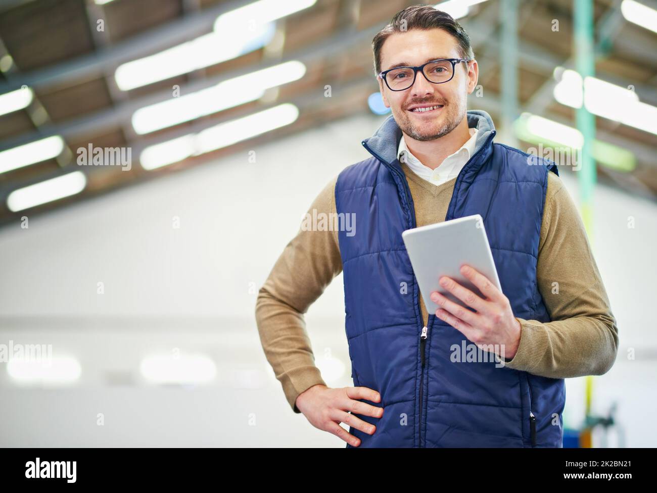Il mio piccolo amico di inventario. Ritratto di un uomo con un tablet digitale che lavora in un magazzino di distribuzione. Foto Stock