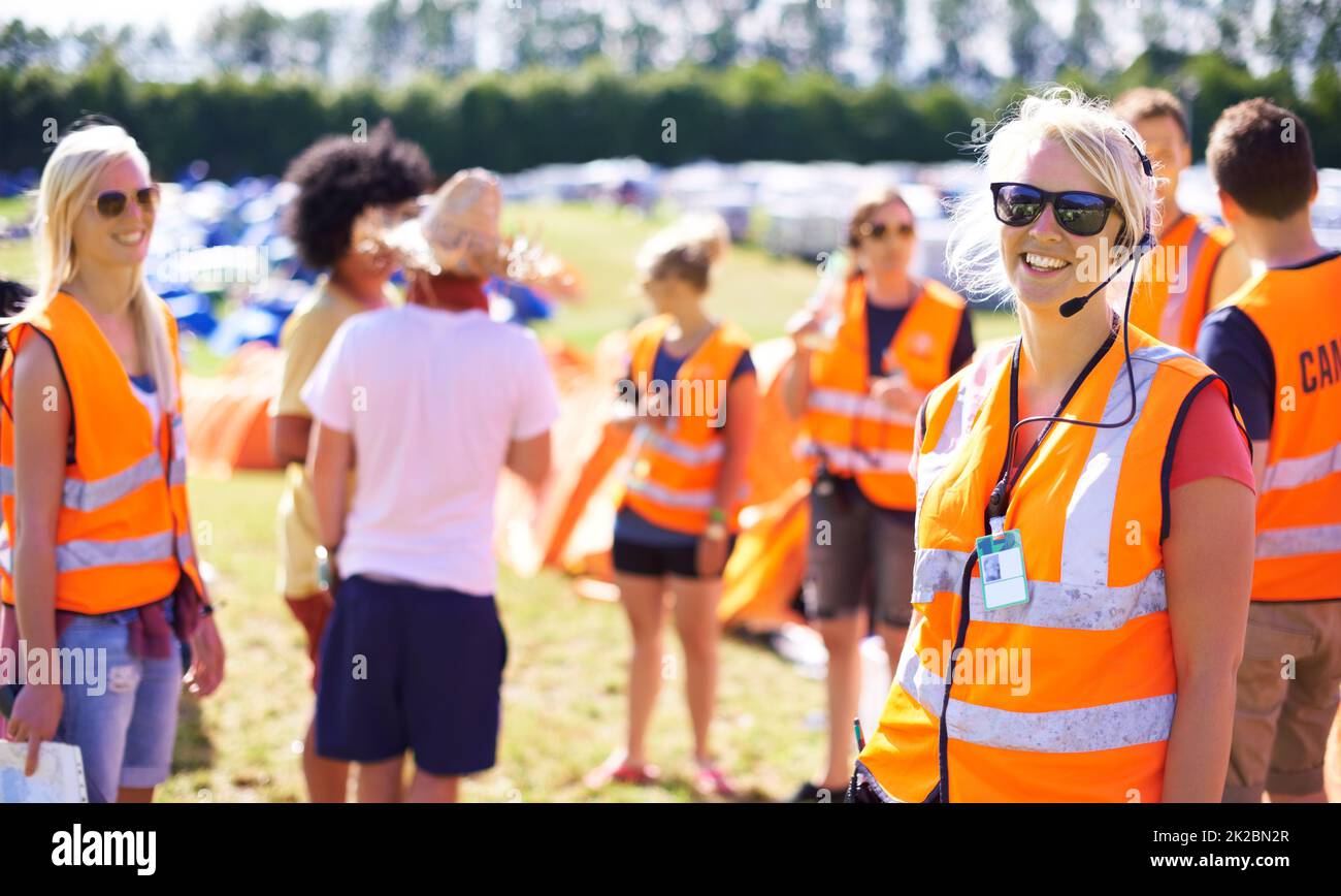 Assicurarsi che l'evento si spenga senza un attacco. Scatto di una bella giovane donna che lavora come assistente di evento ad un festival musicale. Foto Stock