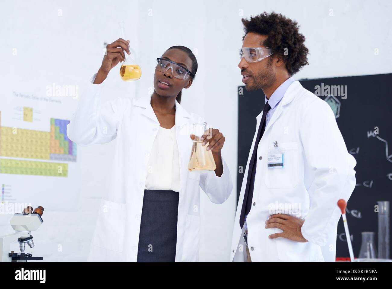 Fare scoperte scientifiche. Shot di due scienziati che conducono un esperimento nel loro laboratorio. Foto Stock