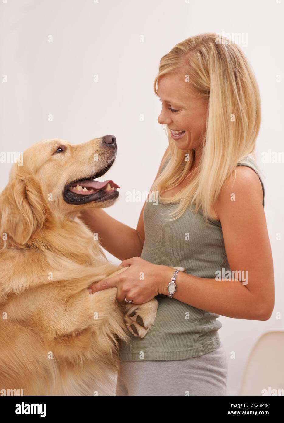Benvenuto a casa - Ive ti ha mancato. Scatto di una giovane donna attraente che interagisce con il suo cane. Foto Stock