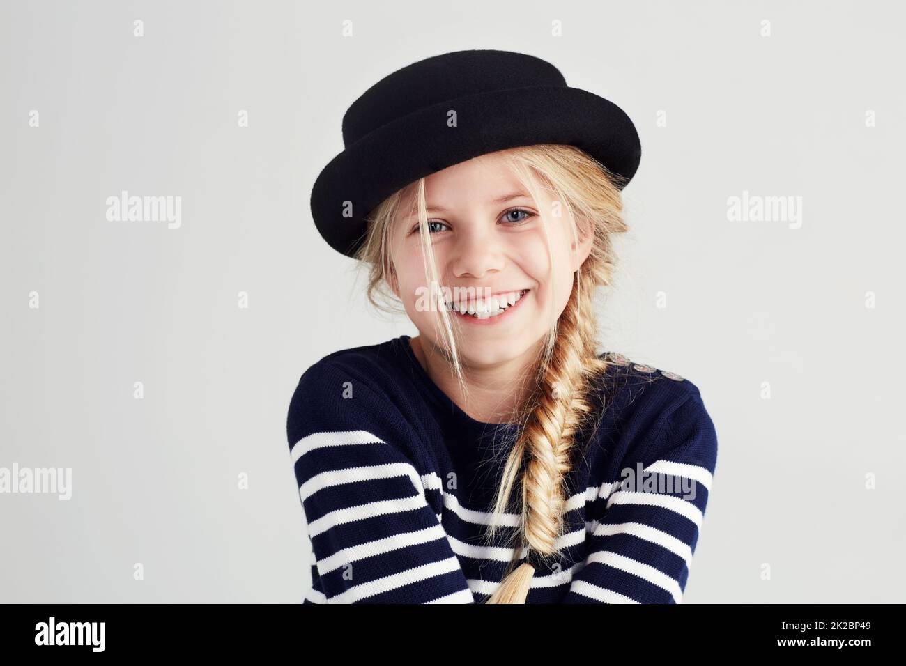 Stile carino e sassoso. Ritratto di una ragazza carina che ti dà un sorriso toothy. Foto Stock