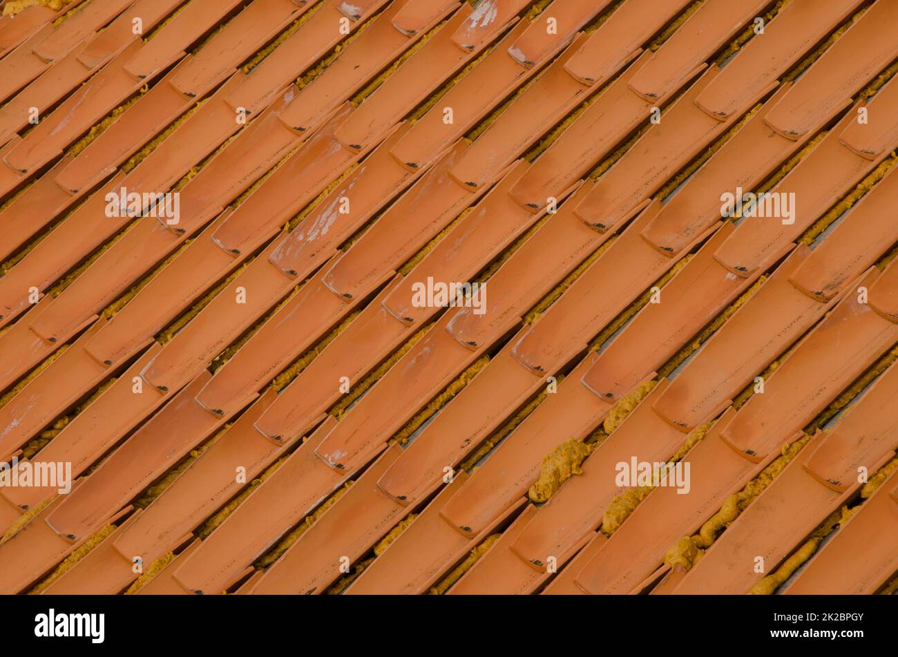 Tegole del tetto disposte capovolte. Foto Stock