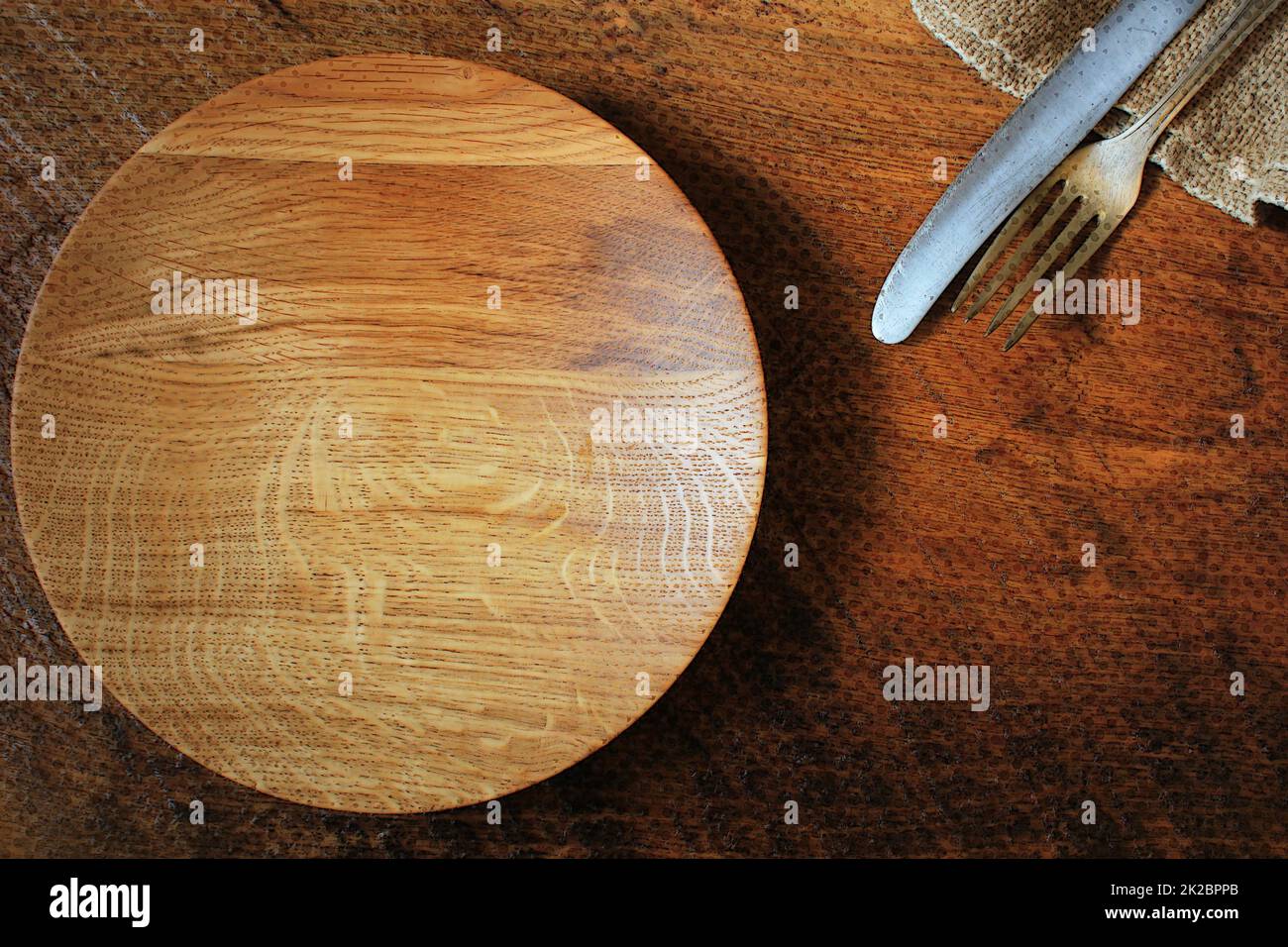 Argenteria vintage, piatto, tovagliolo su fondo rustico in legno. Vista dall'alto del tavolo da cucina Foto Stock