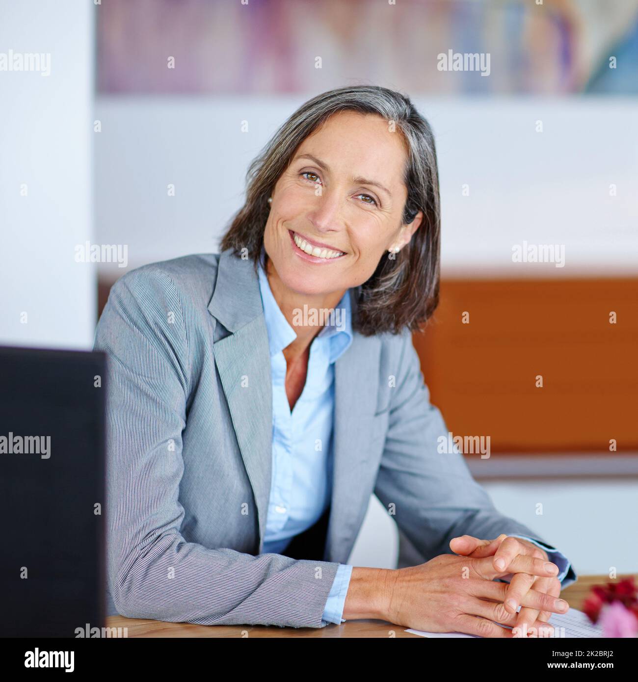 La cosa che ci vuole per avere successo è stata la shes. Ritratto di una donna d'affari matura seduta alla sua scrivania d'ufficio. Foto Stock