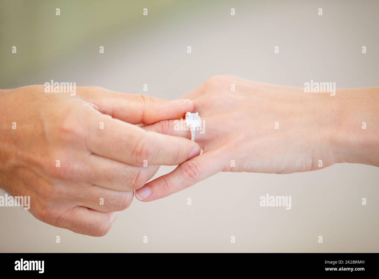 Mans mano con fede nuziale immagini e fotografie stock ad alta risoluzione  - Alamy