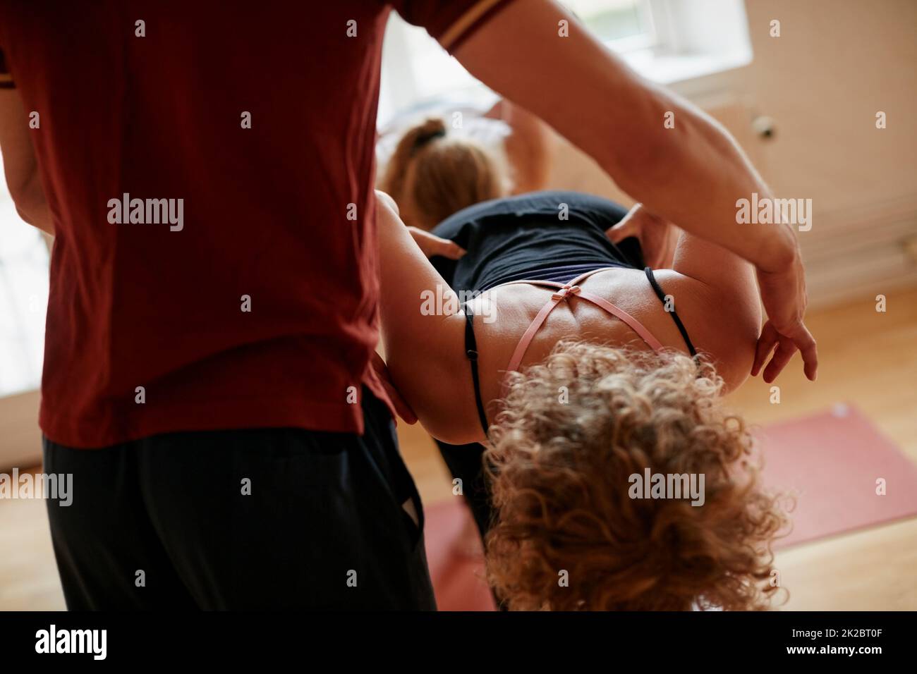 Lo yoga è per tutti, in ogni fase della vita. Shot di un istruttore di yoga che guida uno dei suoi studenti. Foto Stock