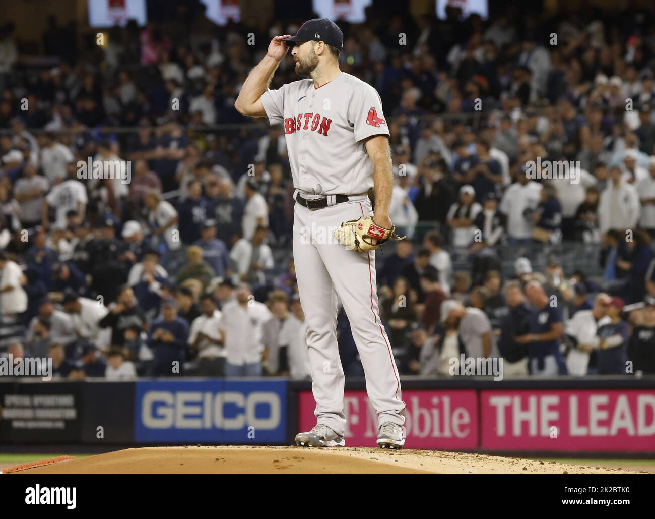 New York City, Stati Uniti. 22nd Set, 2022. Boston Red Sox inizia la caraffa Michael Wacha fa una pausa dopo aver camminato il giudice di New York Yankee Aaron nel primo raduno allo Yankee Stadium di New York City giovedì 22 settembre 2022. Foto di John Angelillo/UPI Credit: UPI/Alamy Live News Foto Stock
