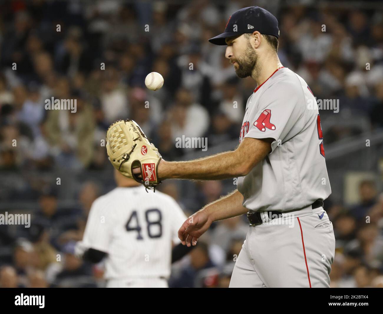 New York City, Stati Uniti. 22nd Set, 2022. Il lanciatore dei Boston Red Sox Michael Wacha lancia la palla dopo aver colpito New York Yankee Anthony Rizzo (48) nel primo raduno allo Yankee Stadium di New York City giovedì 22 settembre 2022. Foto di John Angelillo/UPI Credit: UPI/Alamy Live News Foto Stock