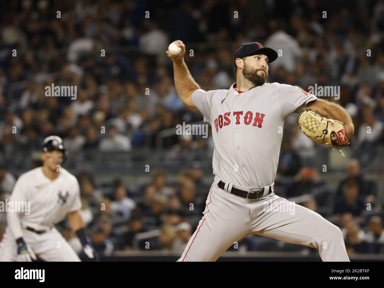 New York City, Stati Uniti. 22nd Set, 2022. Il lanciatore dei Boston Red Sox Michael Wacha lancia mentre il New York Yankee Aaron Judge si trova sulla prima base nel primo raduno allo Yankee Stadium di New York City giovedì 22 settembre 2022. Foto di John Angelillo/UPI Credit: UPI/Alamy Live News Foto Stock