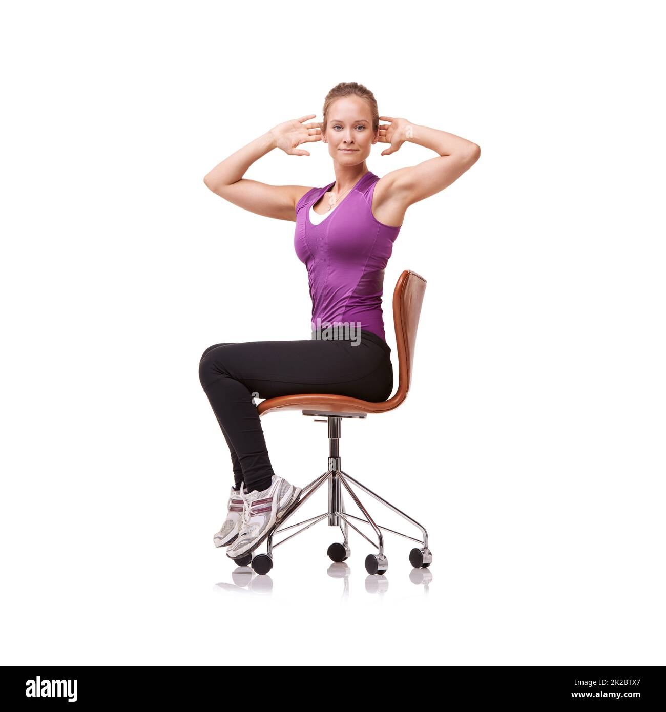 Perfetto per la tua postura. Scatto di una donna sportiva che fa tratti su una sedia. Foto Stock