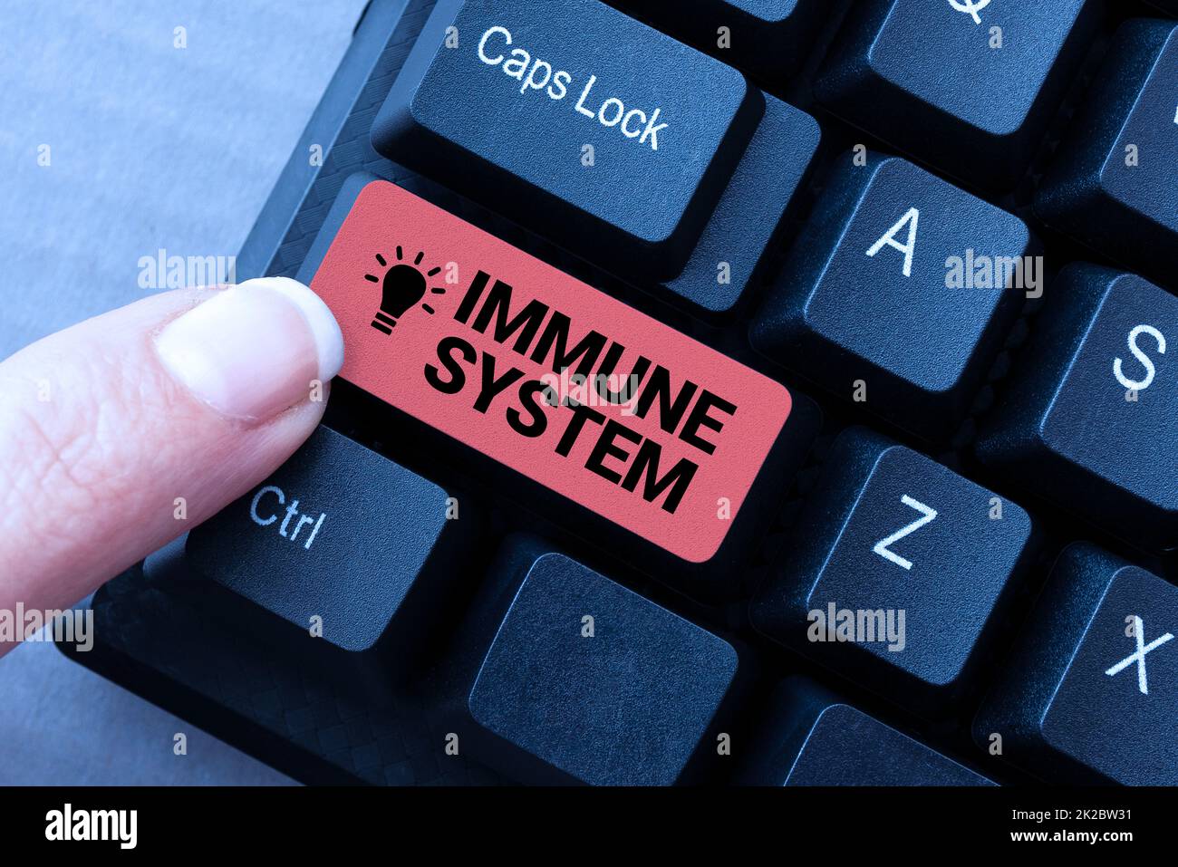 Titolo concettuale sistema immunitario. Foto concettuale un sistema corporeo che protegge il corpo da sostanze estranee scaricando file e dati online, caricando codici di programmazione Foto Stock