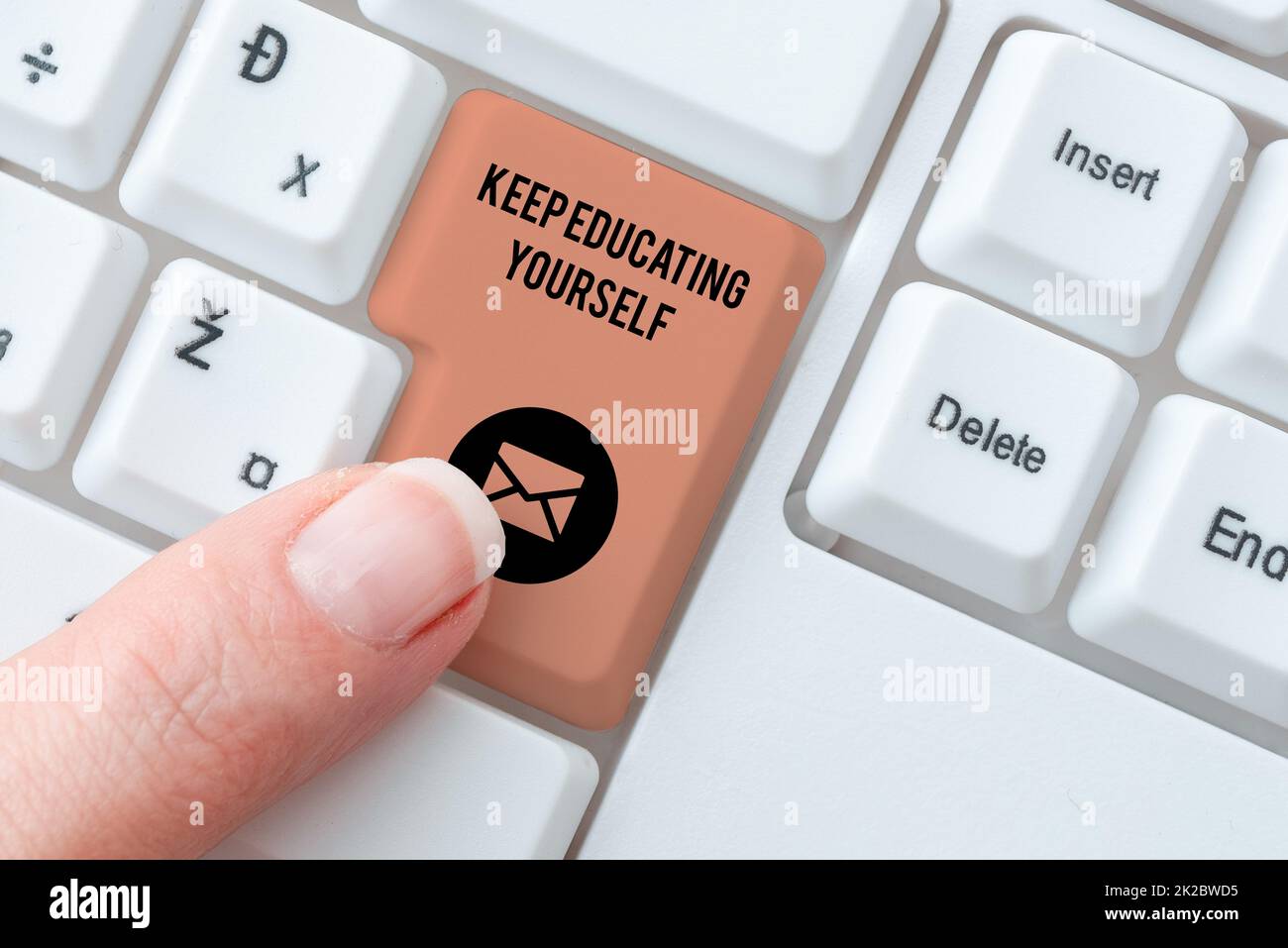 Didascalia di testo che presenta Keep Educating te stesso. Word for non smettere di studiare migliorare se stessi utilizzando Corsi di ricerca di soluzioni di sviluppo software, digitando Advanc Program Codes Foto Stock