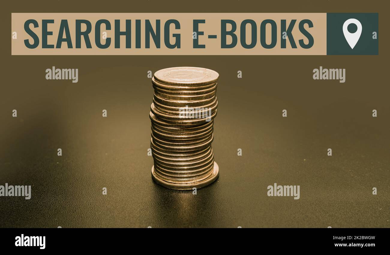 Visualizzazione concettuale Ricerca di e-book. Panoramica aziendale alla ricerca di una forma elettronica di materiale educativo monete pila sopra la tabella che presenta i piani finanziari Foto Stock
