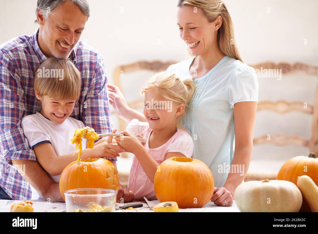 Scultura in zucca. Una famiglia di quattro zucche da intaglio per Halloween. Foto Stock