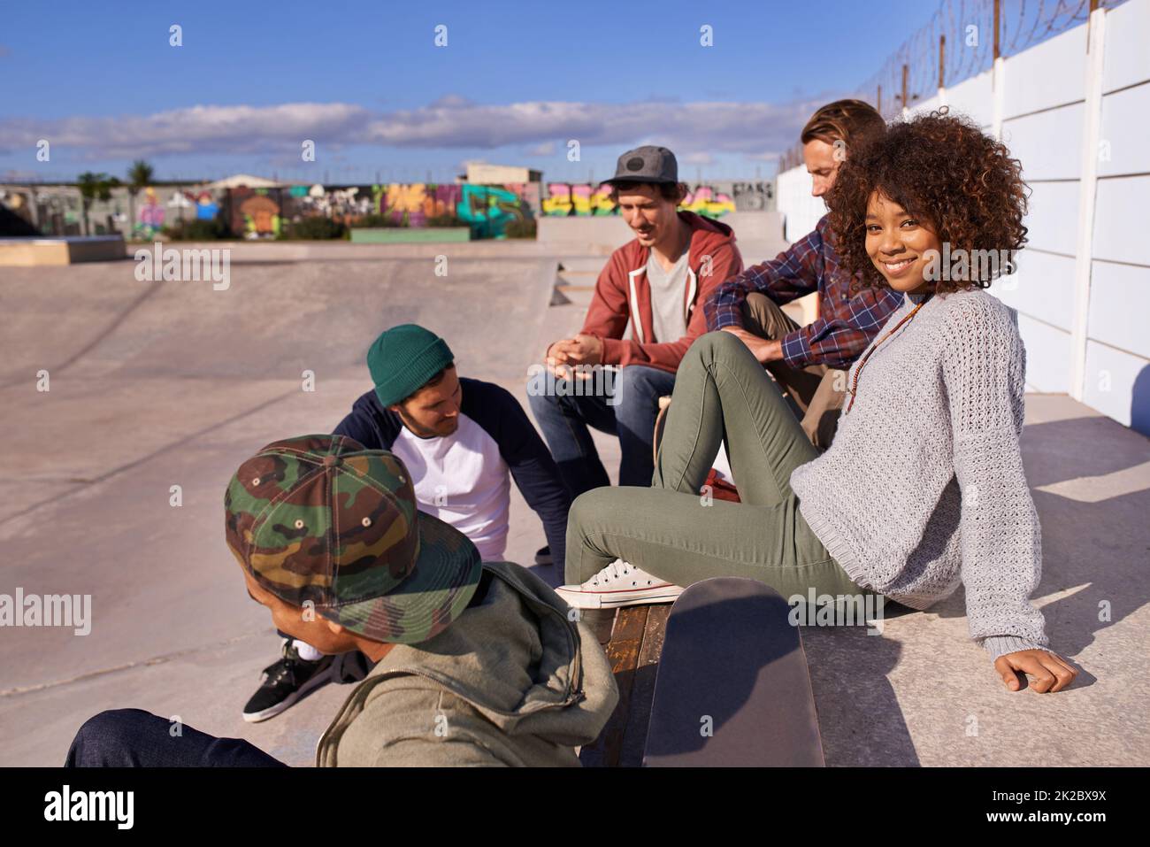 Socializzazione allo skatepark. Foto di un gruppo di amici che si socializzano allo skatepark. Foto Stock