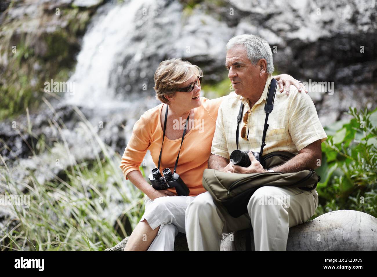 Presa di uno sfiatatoio.... Una coppia anziana che prende una pausa mentre fuori camminando insieme nella foresta. Foto Stock
