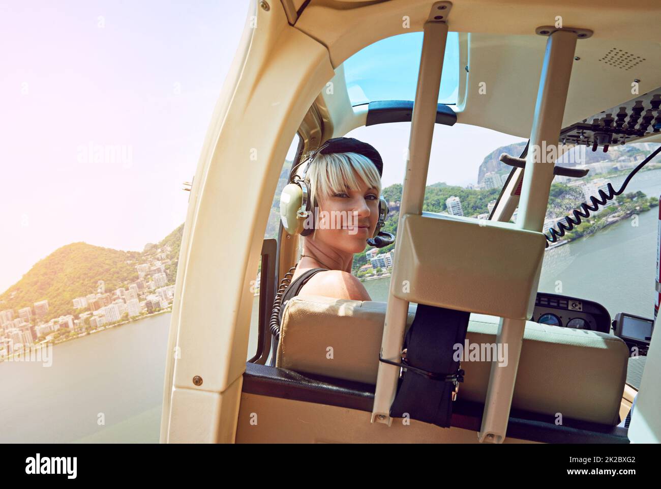 Vista panoramica di Rio. Scatto di una giovane donna nel sedile passeggero di un elicottero che vola su Rio. Foto Stock