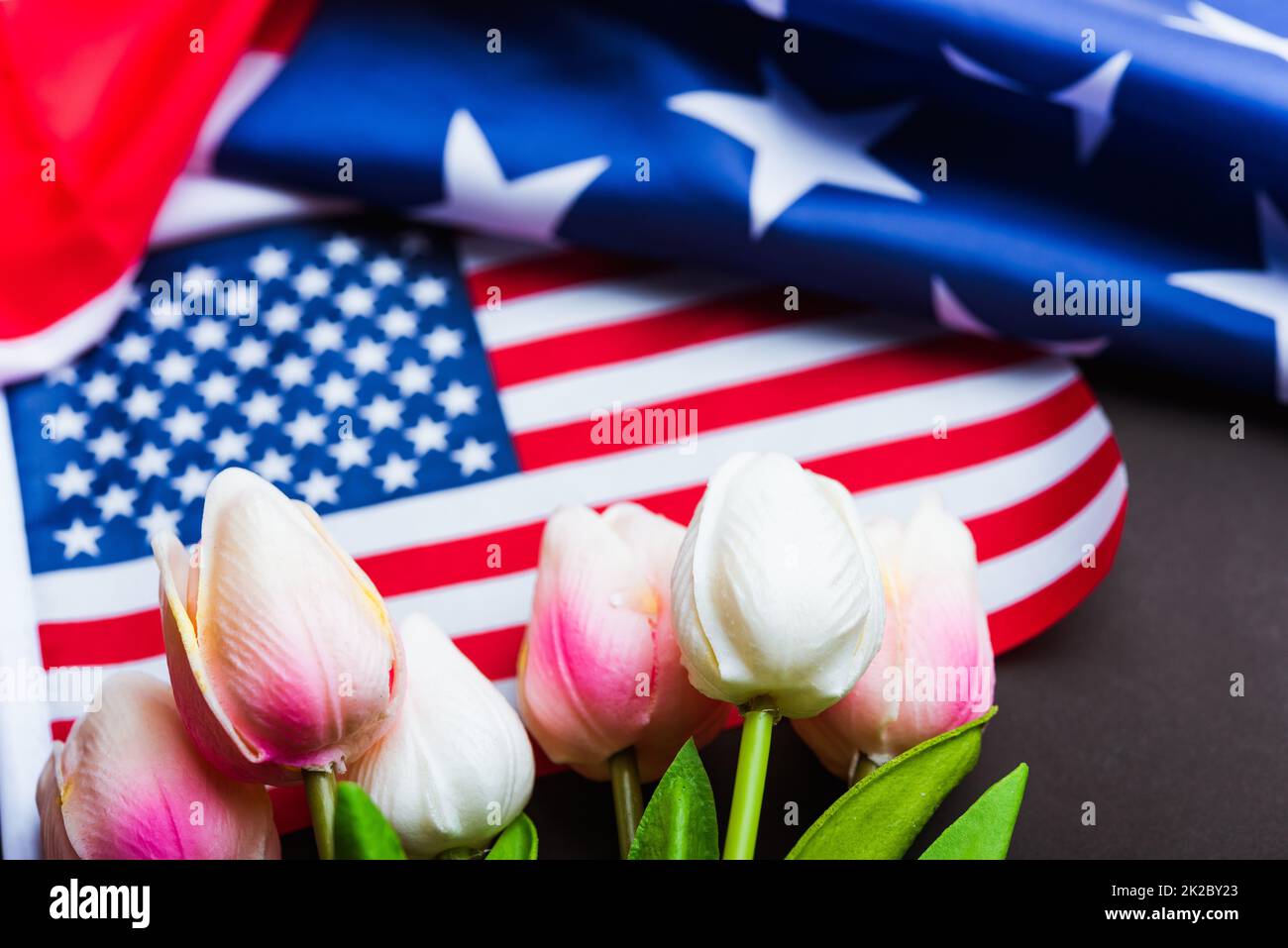 Happy Memorial Day, bandiera americana e un fiore di tulipani Foto Stock