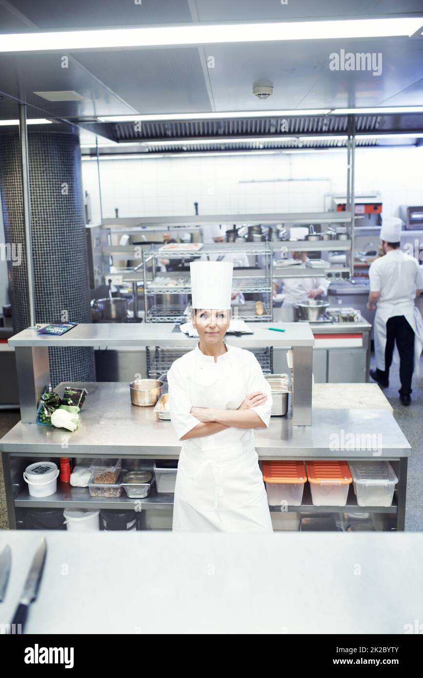 La mia cucina è una macchina ben oliata. Ritratto di uno chef in una cucina professionale. Foto Stock