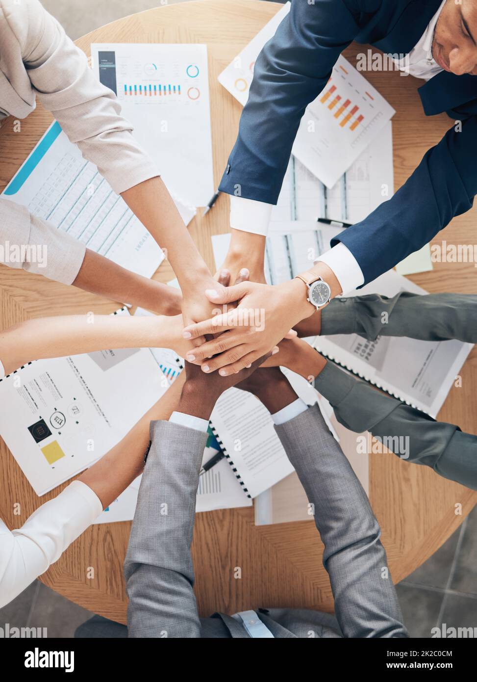 Le mani del team, il supporto e la motivazione lavorativa dei lavoratori aziendali che lavorano con dati finanziari. Collaborazione finanziaria, lavoro di squadra e gruppo di dipendenti contabili Foto Stock