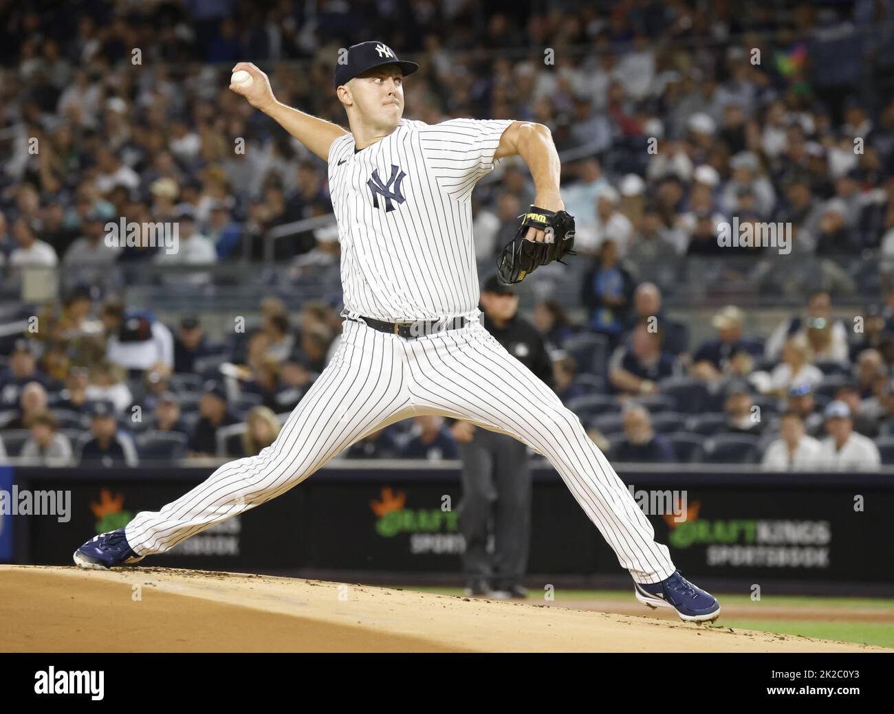 New York City, Stati Uniti. 22nd Set, 2022. Il lanciatore Jameson Taillon di New York Yankees inizia a lanciarsi nella prima gara contro i Boston Red Sox allo Yankee Stadium di New York City giovedì 22 settembre 2022. Foto di John Angelillo/UPI Credit: UPI/Alamy Live News Foto Stock