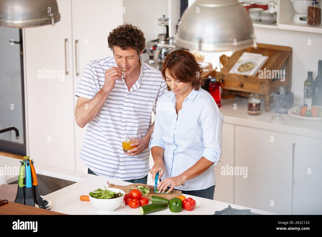 Cucinare qualcosa di sano. Shot di una coppia matura felice che cucinano un pasto sano insieme a casa. Foto Stock